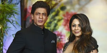 Ultah ke-53, Shahrukh Khan Rayakan Bareng Gauri dan Fans di Mannat