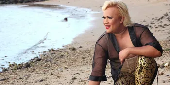 Ultah, Tata Liem Buang Sial Sambil Foto Seksi di Pantai