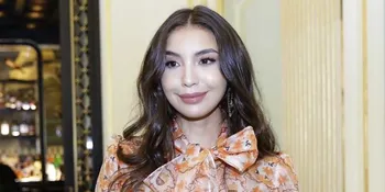 Unggah Foto Arian Seringai, Manohara Odelia Beri Tanda Cinta dan Dibalas Ciuman
