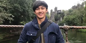 Unggah Foto Masa Kecil, Caesar Hito Buktikan Kalau Dirinya Tampan Mempesona Dari Dulu!