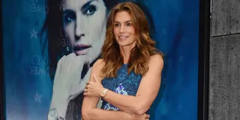 Unggah Foto Panas, Cindy Crawford Pamer Pose Topless