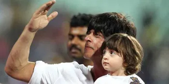 Unyu Abis, Ini Dia 'Selfie' Imut AbRam Khan Yang Bikin Gemas!