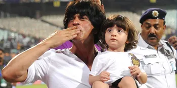 Unyu Abis, Koleksi Sepatu Keren AbRam Khan Ini Bikin SRK 'Panas'