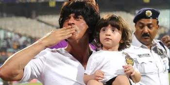 Unyu Menggemaskan, Saat AbRam Khan 'Tirukan' Pose Shahrukh Khan