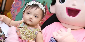 Unyu! Pakai Cheongsam, Baby Arsy Sudah Bisa Bergaya Bak Model Pro