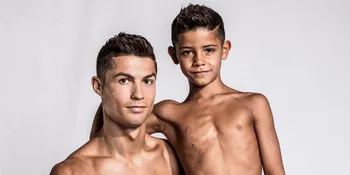 Ups! Cristiano Ronaldo Tak Sengaja Benturkan Piala Juventus ke Wajah Anaknya
