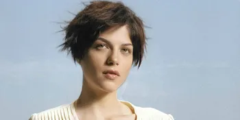 Ups! Dada Selma Blair Diremas di Depan Umum