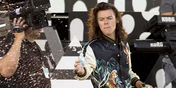 Ups! Harry Styles Akui Pernah Kencan Dengan Penggemarnya Sendiri
