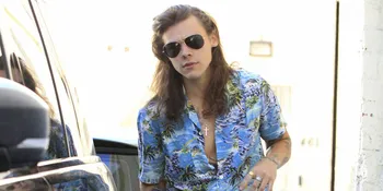 Ups, Harry Styles Kena Tilang Gara-Gara Parkir Sembarangan