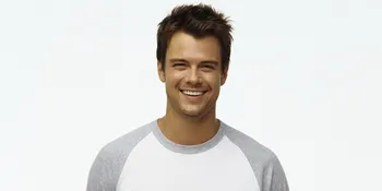 Ups, Josh Duhamel Jatuh di Panggung KIDS Choice Awards!