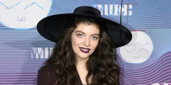 Ups! Lorde Ketahuan Intip 'Bagian Rahasia' Jennifer Lawrence
