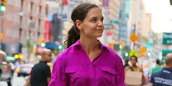 Ups! Rok Katie Holmes Nyaris Diterbangkan Angin
