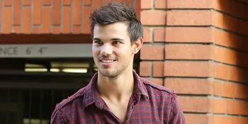 Ups, Taylor Lautner Salah Naik Taksi!