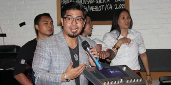 Urus Anak, Bams Juga Sempat Ganti Popok Si Kecil