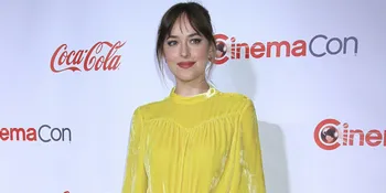 Usai Cium Pria Lain, Dakota Johnson Kembali Kencani Chris Martin