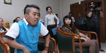 Usai Sidang Mediasi, Bopak Castello Cium Kening Istri