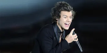 Usai Skandal Ganja One Direction, Harry Styles Sebar Selfie Bugil