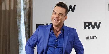 Usai Tos Dengan Penonton, Robbie Williams Buru-Buru Cuci Tangan!