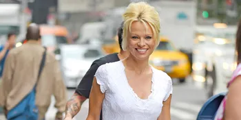 Usai Usir Suami &#38; Anak, Pamela Anderson Kencani Brondong?
