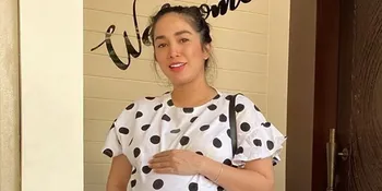 Ussy Sulistiawaty Akhirnya Pamer Wajah Anak Bungsu, Ganteng Banget