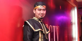 Ustad Solmed Pimpin Salat Peserta HUT Eat Bulaga