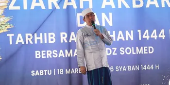 Ustaz Solmed Dakwah Sekaligus Ziarah Makam Kedua Orangtuanya di Al Azhar Memorial Garden