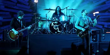 Usung 'Sex on Fire', Seorang Fans Kings of Leon Lepas Pakaian