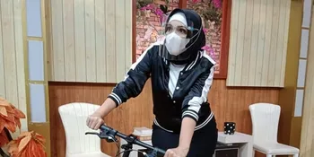 Utamakan Kesehatan, Lula Kamal Tetap Pakai Masker Saat Nge-host