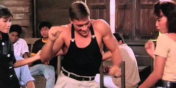 Van Damme Ulangi Tarian Legendaris Film 'KICKBOXER', Kocak!