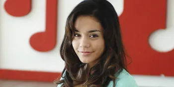 Vanessa Hudgens Kapok Berambut Pirang