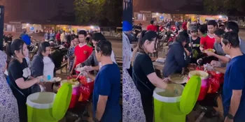 Via Vallen Sediakan Sahur Gratis Bagi Warga Sidoarjo, Ambilkan Nasi Kepada Warga yang Antre