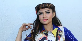 Vicky Shu Berdoa Minta Jodoh di Tanah Suci