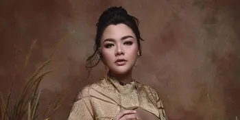 Vicky Shu Pakai Gaun Sequin di Maternity Shoot, Cantik Bagaikan Ratu!