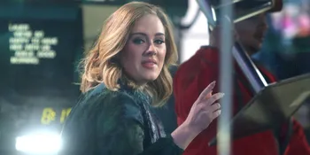 [VIDEO] Adele Twerking di Panggung, Penonton Heboh Ngakak