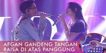 Video: Afgan Curi Kesempatan Pegang Tangan Raisa di Atas Panggung