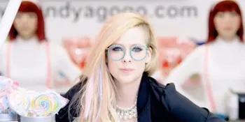 [Video] Avril Lavigne Rilis Klip Baru 'Hello Kitty', Cute Banget!