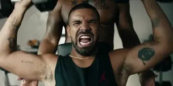 VIDEO: Gak Hafal Lirik, Drake Nyanyi 'Bad Blood' Taylor Swift