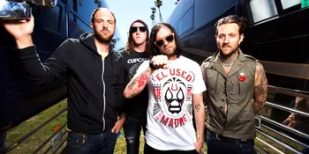 [Video] 'Hands and Faces', Vokalis The Used Jadi Superhero