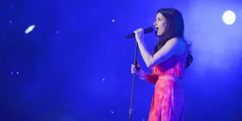 [Video] Idina Menzel Alami Wardrobe Malfunction di Atas Panggung