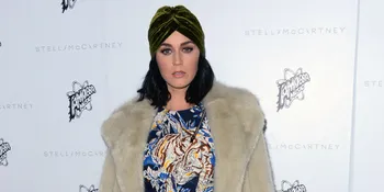 [VIDEO] Katy Perry Stage Dive ke Penonton, Bak Konser Hardcore!