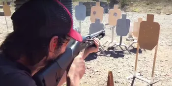 Video Keanu Reeves Pamer Skill Menembak Bikin Heboh Internet