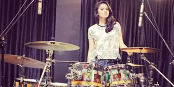 VIDEO: Keren! Cewek Cantik Ini Cover Payphone Sambil Ngedrum