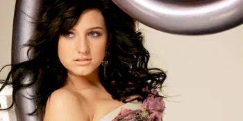 [Video] Klip Baru, Ashlee Simpson Tampil Nyaris Telanjang