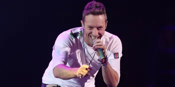 VIDEO: Kocak! Demi Dapat Tumpangan, Chris Martin Rela Karaokean