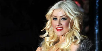 Lihat, Christina Aguilera Nyanyi Diiringi... Staples?