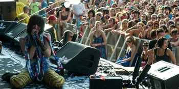 [Video] Lily Cole Telanjang Dada di Klip Baru Yeah Yeah Yeahs