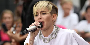 [Video] Miley Cyrus Nyanyikan Lagu The Beatles!