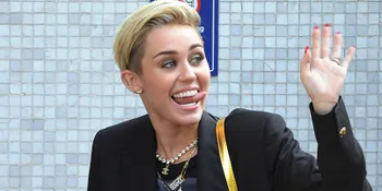 [Video] Miley Cyrus Tetap 'Nakal' di Klip Mike Will Made It