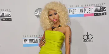 [Video] Nicki Minaj Kembali Beraksi, Dikelilingi Pria-Pria Seksi