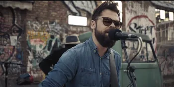 VIDEO: Passenger Beri Sentuhan Manis di 'Love Will Tear Us Apart'